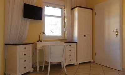 Schlafzimmer rechte Seite. Babybett und Möbel sind auf Rollen zur flexiblen Nutzung. 