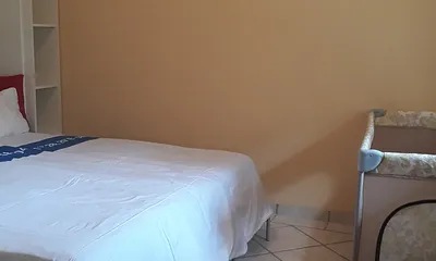 Schlafzimmer mit Kinderbett auf Rollen möglich.