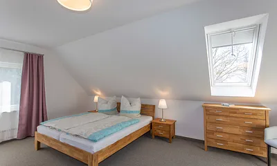 Schlafzimmer 1 mit Doppelbett und Dybed
