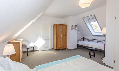 Schlafzimmer 1 mit Doppelbett und Daybed