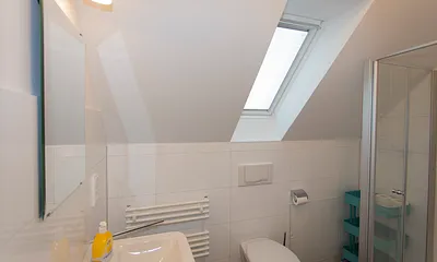 kleines Duschbad direkt angrenzend an Schlafzimmer 1