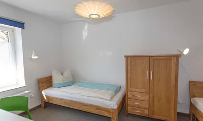 Schlafzimmer 3 mit 2 Einzelbetten und Schreibtisch