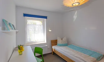Schlafzimmer 3 mit 2 Einzelbetten und Schreibtisch