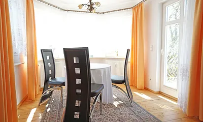 Esstisch im Wohnzimmer, Zugang zum Balkon