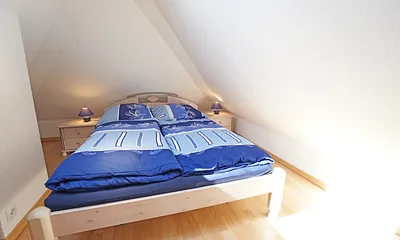 Schlafzimmer mit Doppelbett
