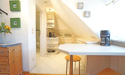 Blick zur Küche mit Esstisch