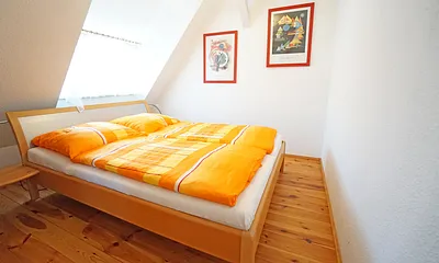 Schlafzimmer mit Doppelbett