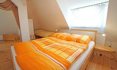 Schlafzimmer mit Doppelbett und Einzelbett