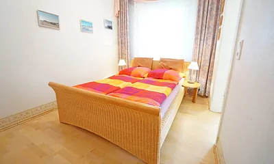 innenliegendes Schlafzimmer mit Doppelbett (Fenster zum Wohnzimmer)