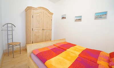 Schlafzimmer mit Doppelbett