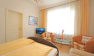 Wohn- und Schlafzimmer mit Doppelbett