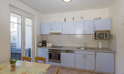 Küche mit Geschirrspüler