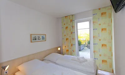 Schlafzimmer mit Kabel - TV