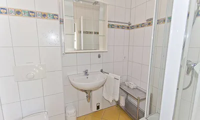 Badezimmer mit Dusche