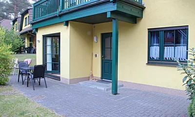 Frontansicht der Ferienwohnung und Terrasse