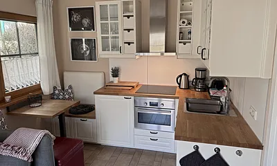 Küche und Sitzecke (links) mit verschiebbarem Tisch