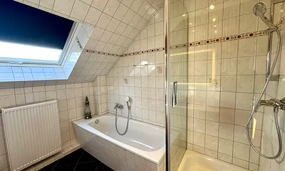 Badewanne und Dusche 