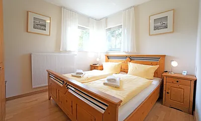 Schlafzimmer mit Doppelbett und Flachbildfernseher