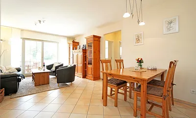 Wohnzimmer mit großem Esstisch