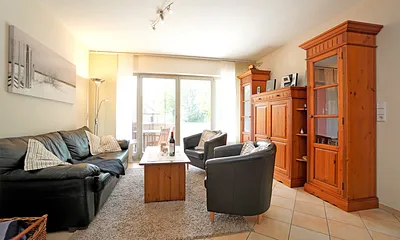 Wohnzimmer mit Zugang zum Balkon