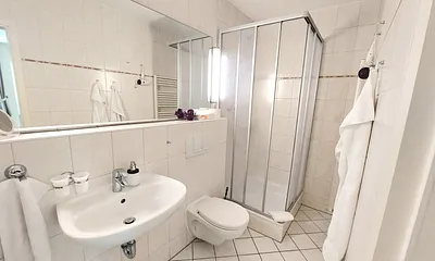 Bad Dusche/WC mit Fön