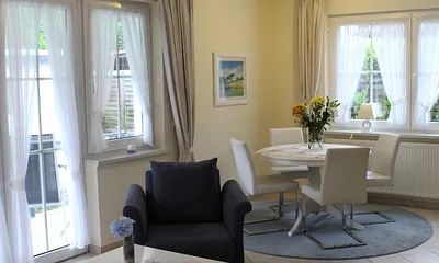 Wohnraum mit gemütlicher Essecke und integrierter Küchenzeile und Zugang zum großzügigen Balkon mit Ausrichtung zur Südseite und Buchenhang der Granitz. 