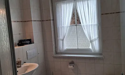 Bad mit WC und Dusche und Fön