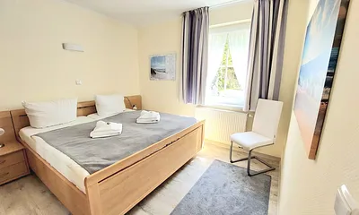 Schlafzimmer mit Doppelbett