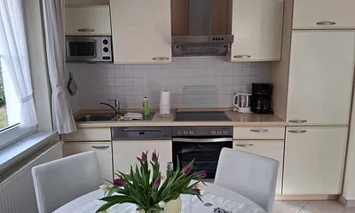 Die Küche ist mit Backofen, Herd, Mikrowelle, Kühlschrank und Geschirrspüler ausgestattet. Sowie Kaffeemaschine, Toaster, Wasserkocher und allem was dazu gehört.