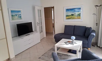 Wohnraum mit Fernseher und ausziehbarer Couch, 1.40 m für eine Person