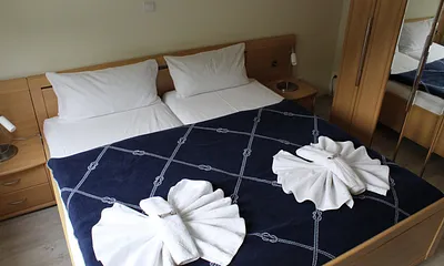 eines der 2. Schlafzimmer mit Doppelbett