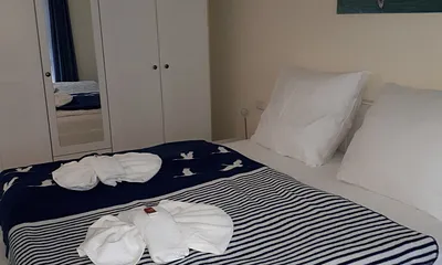 Schlafzimmer mit gemütlichem Doppelbett