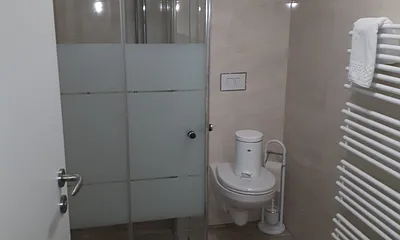 Bad mit ebenerdiger Dusche und WC