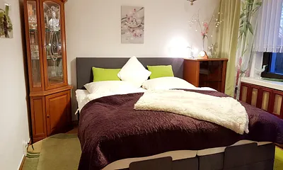 Drittes Schlafzimmer mit motorisch verstellbarem Boxspringbett im italienischen Stil im EG