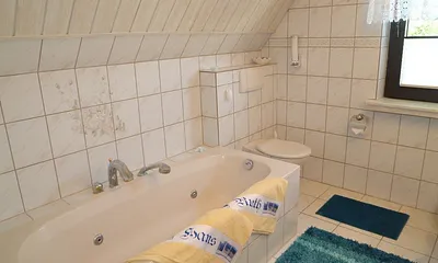 Bad im Obergeschoss mit Badewanne