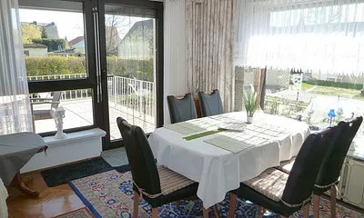 Helles Wohnzimmer mit chicem Essbereich