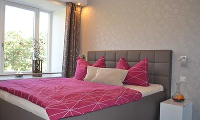 Schlafzimmer mit Doppelbett