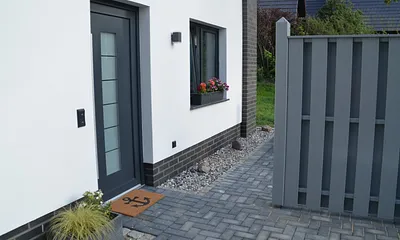 Den PKW kann man direkt vor der Terrasse (der Sichtschutzwand) parken.