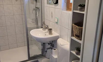 Das Badezimmer mit Fenster im EG. Ein Schminkspiegel ist in der Ausstattung mit enthalten.