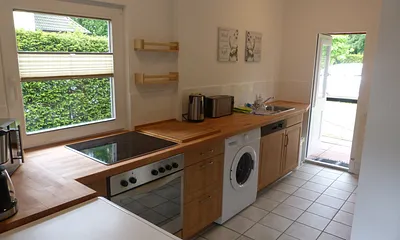 In die Küche integriert ist eine Waschmaschine.