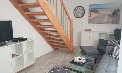 Das Wohnzimmer mit Flachbildfernseher.