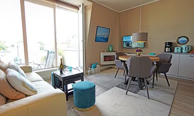 Wohnzimmer mit Esstisch und Zugang zur Dachterrasse