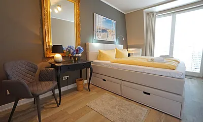 Schlafzimmer mit Boxspringbett