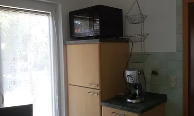 Küche mit Tür zum Garten