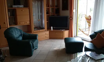 Wohnzimmer mit Durchgang zum Wintergarten