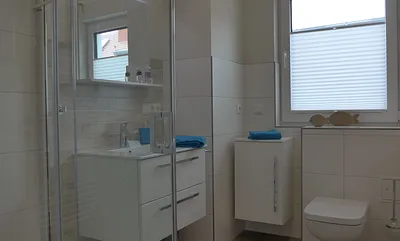 Tageslicht Bad mit bodengleicher Dusche