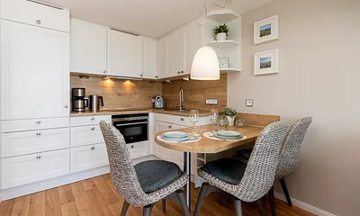 Küche mit Siemens-Markengeräten und geschmackvoll ausgewähltem Geschirr in ausreichender Anzahl.