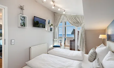 Leder-Doppelbett mit antiallergenen Überzügen auf Matratzen und Toppern, Verdunklungsvorhänge schützen vor Licht und Wärme, zusätzliches TV-Gerät