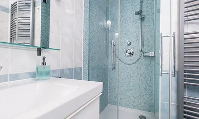 bodengleiche Echtglasdusche, Handtuchwärmer, Fön, Kosmetikspiegel und -tücher, viel Stauraum