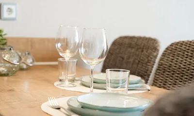 Geschmackvoll ausgesuchtes Geschirr und Gläser in ausreichender Menge.